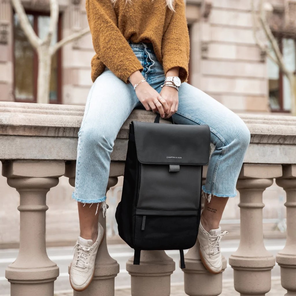 junge Frau trägt Rucksack.jpg