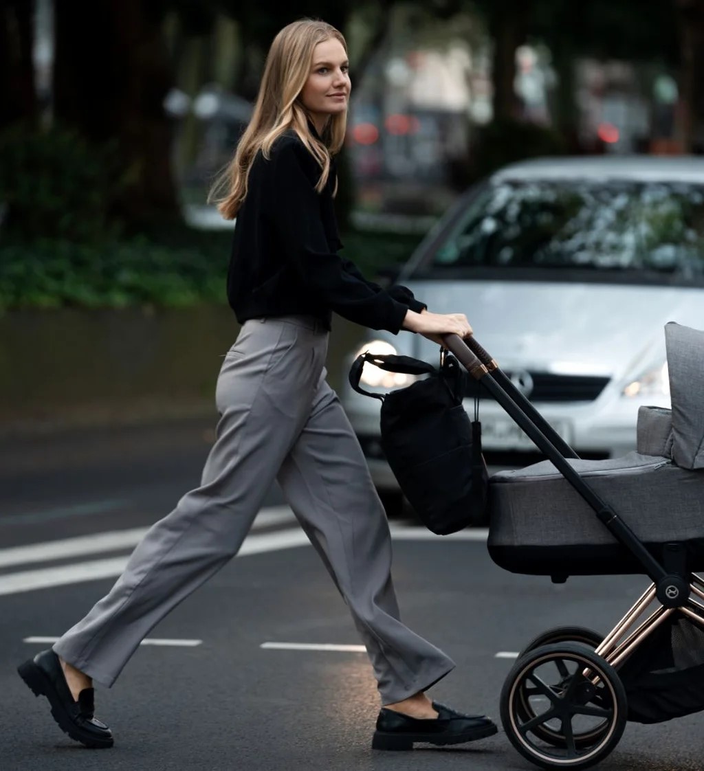 kapten and son lindby diaper mit straps am kinderwagen befestigt.jpg