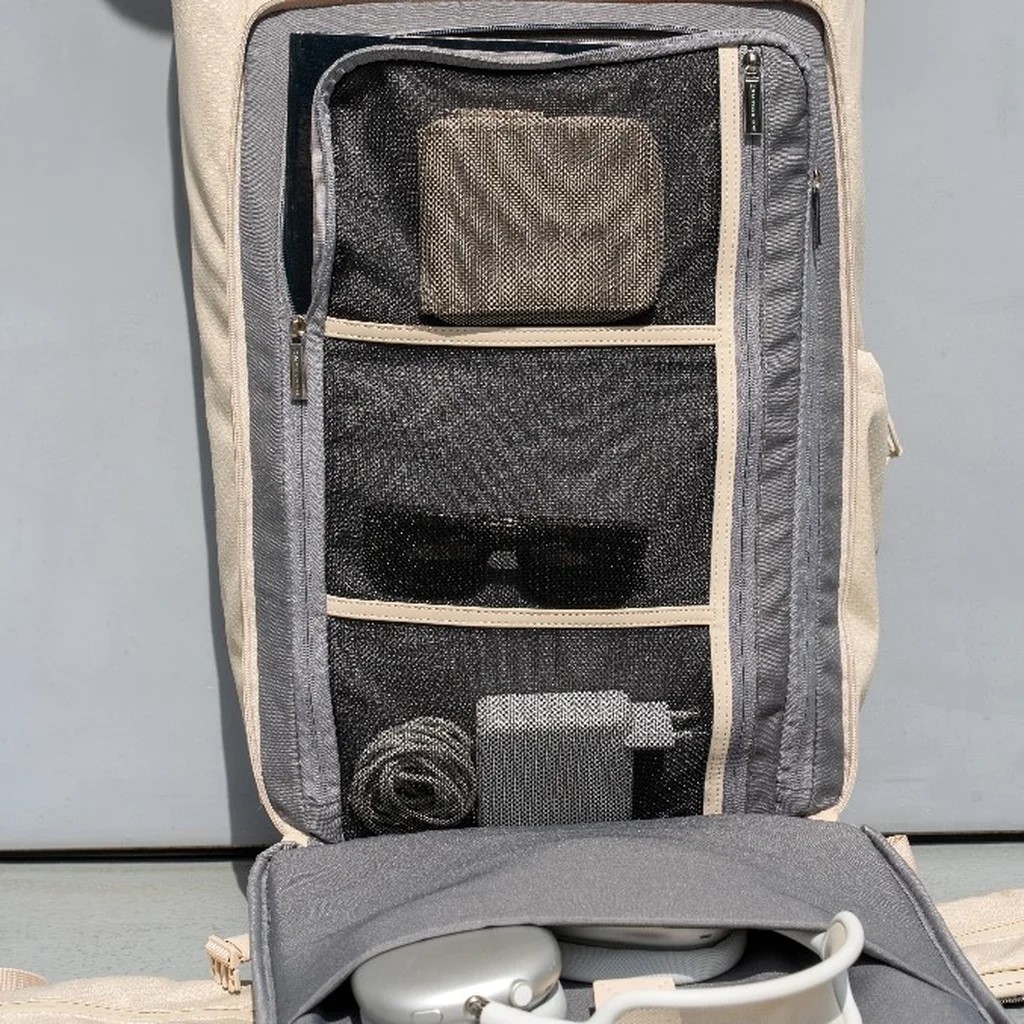 Bali von innen mit Ladekabel und Portemonnaie.jpg