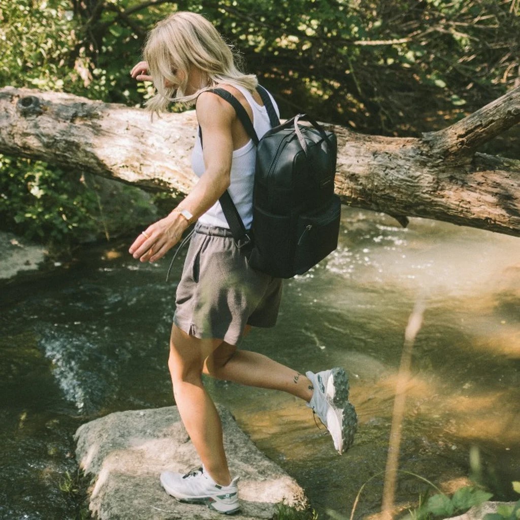 kapten and son frau trägt Bergen.jpg