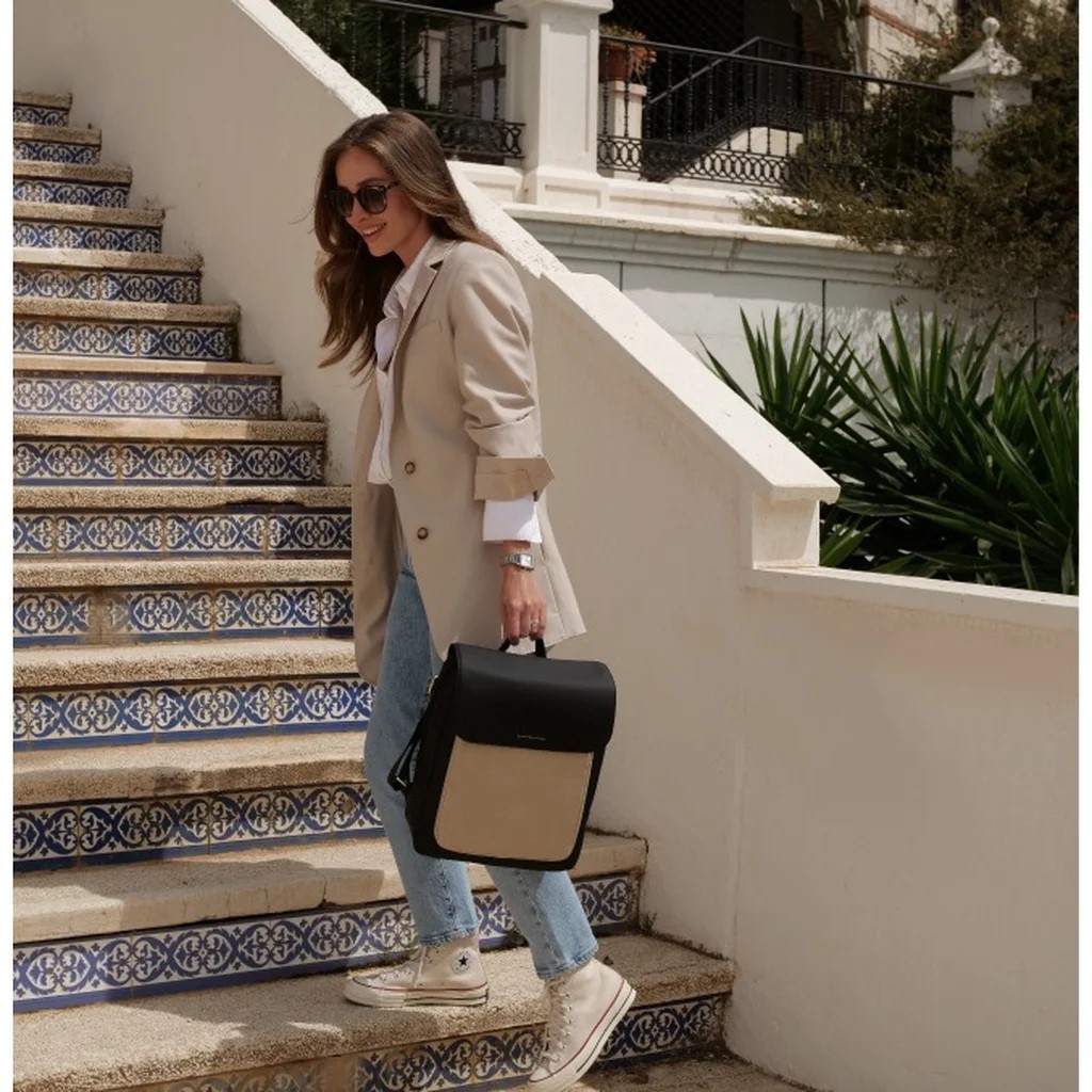 junge frau trägt den kapten & son rucksack tromo auf ihrer städtereise.jpg