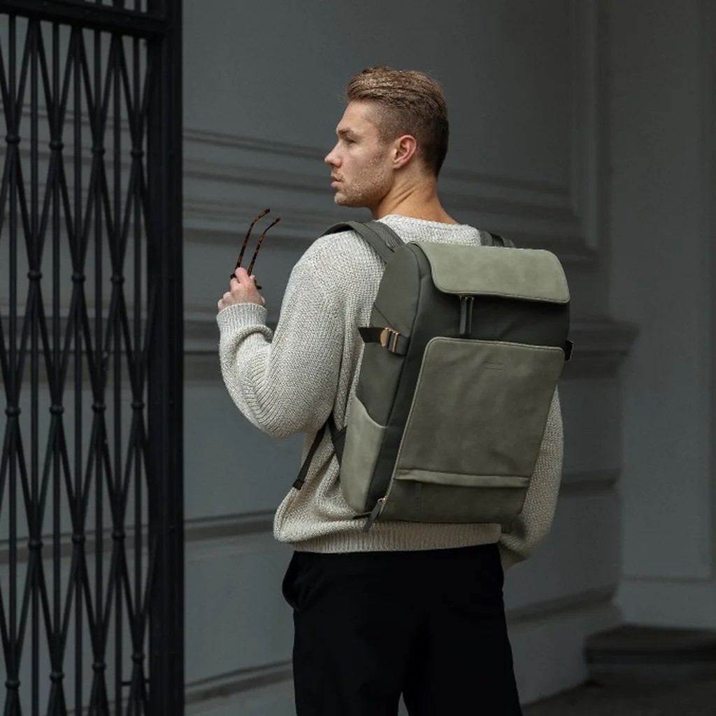 kapten and son Mann trägt Bali Rucksack.jpg