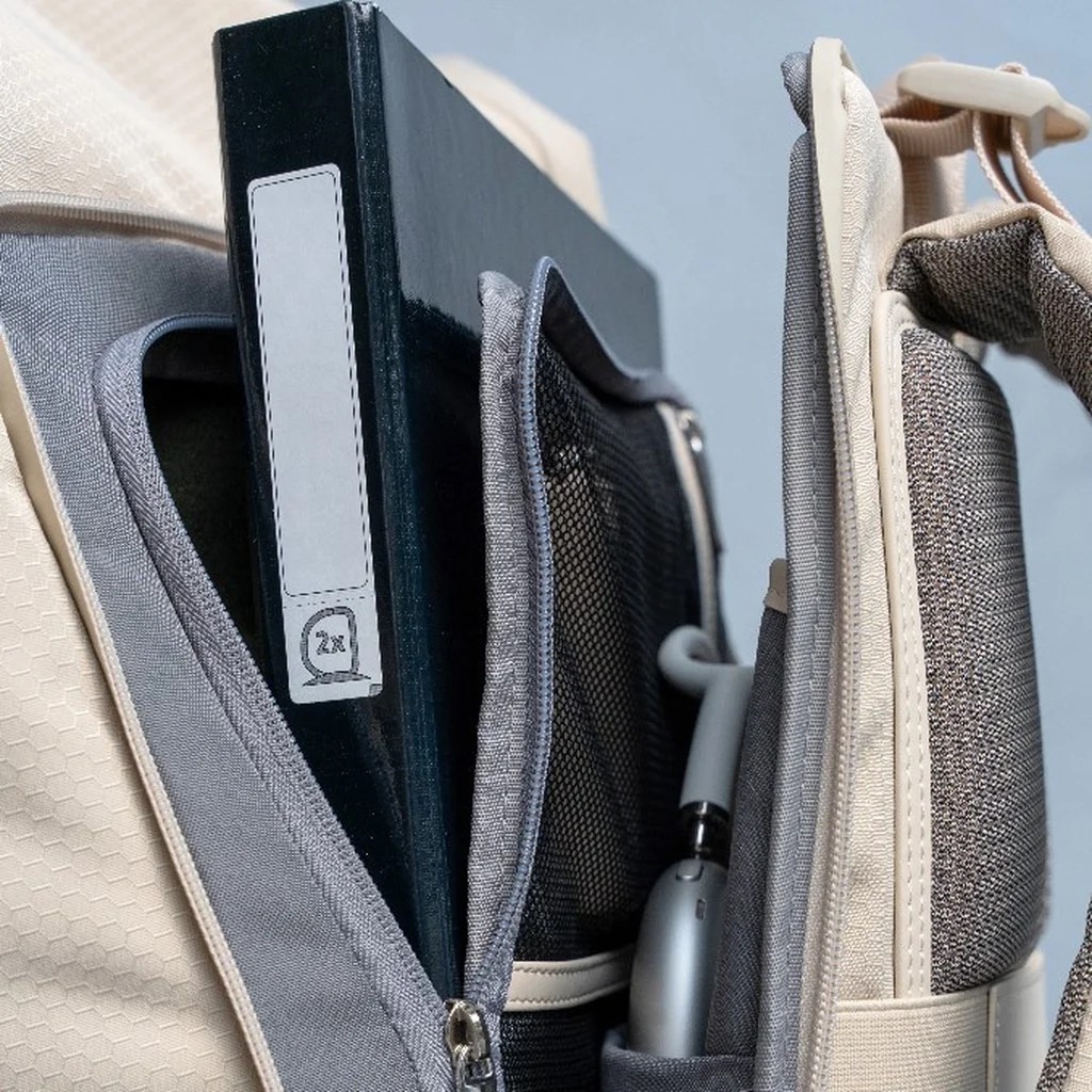 leitz ordner steckt im kapten and son rucksack banff kapten and son rucksack banff wird geöffnet.jpg