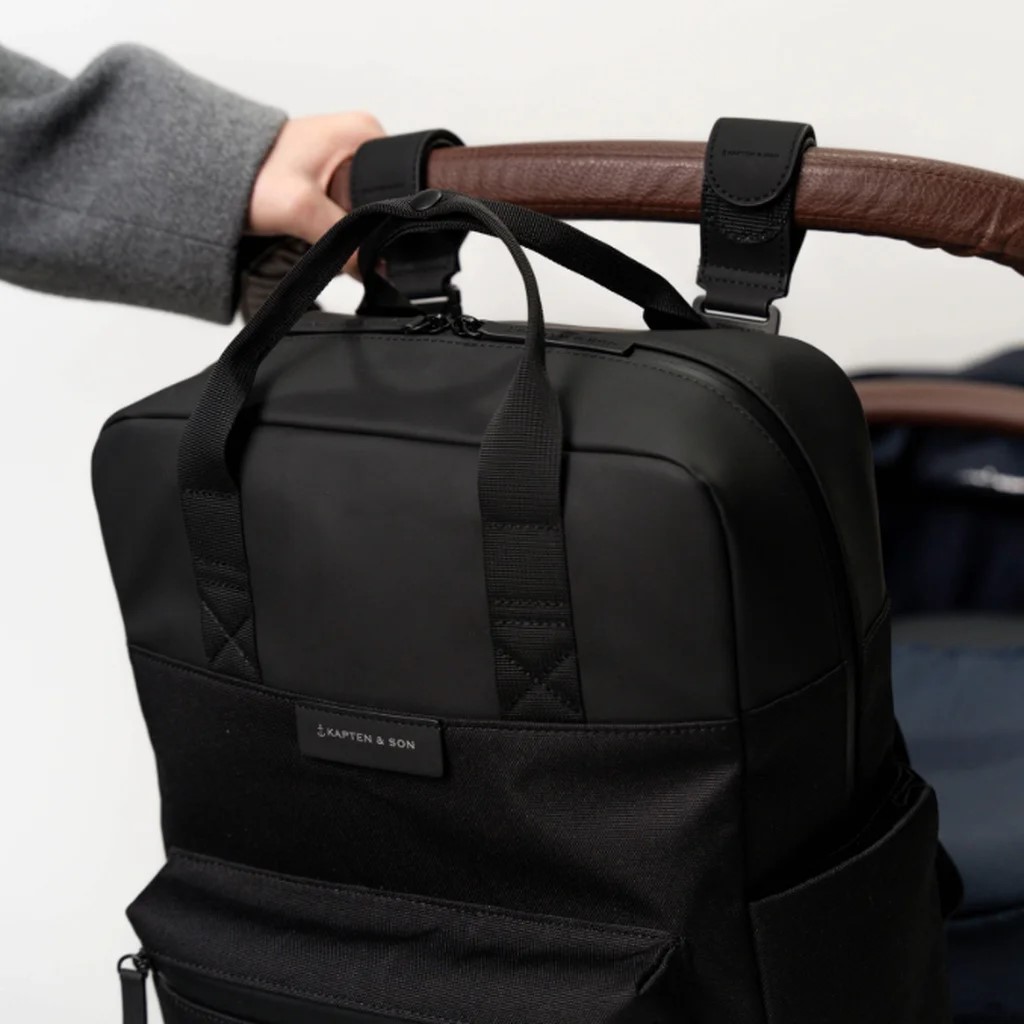 kapten and son bergen pro diaper mit straps am kinderwagen befestigt.jpg